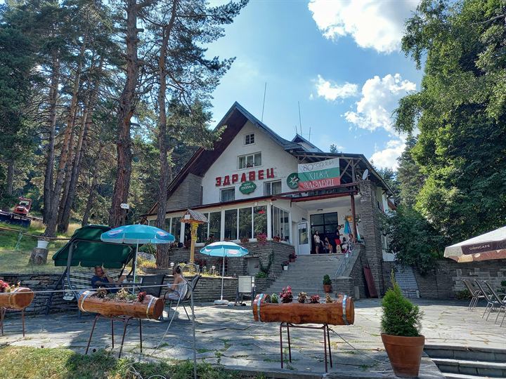 Хижа Здравец сред гората